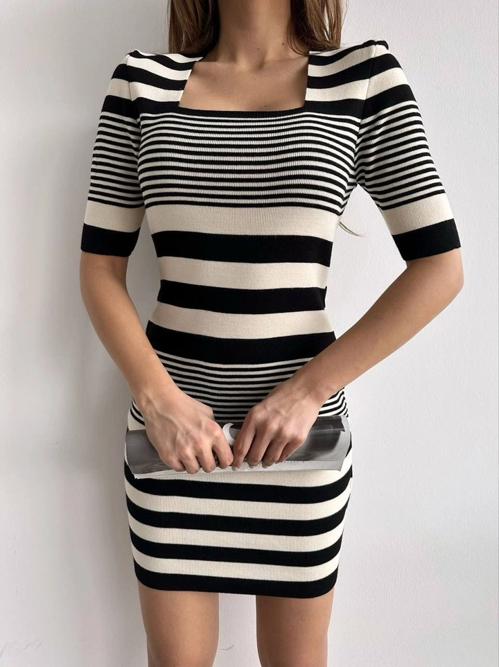 Bir model, MyDükkan toptan giyim markasının myd10062-striped-square-collar-knitwear-dress toptan Elbise ürününü sergiliyor.