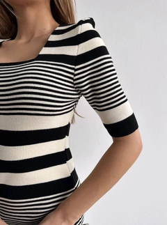 Ein Bekleidungsmodell aus dem Großhandel trägt myd10062-striped-square-collar-knitwear-dress, türkischer Großhandel Kleid von MyDükkan