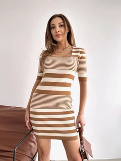Bir model, MyDükkan toptan giyim markasının myd10063-striped-square-collar-knitwear-dress toptan Elbise ürününü sergiliyor.
