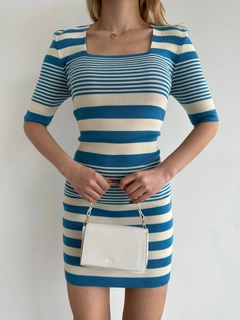 Een kledingmodel uit de groothandel draagt myd10064-striped-square-collar-knitwear-dress, Turkse groothandel Jurk van MyDükkan