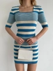 Bir model,  toptan giyim markasının myd10064-striped-square-collar-knitwear-dress toptan  ürününü sergiliyor.