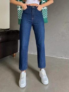 A wholesale clothing model wears myd10071-carrot-mom-jeans, Turkish wholesale Jeans of MyDükkan