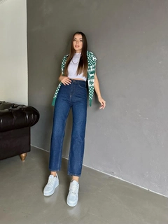 Ein Bekleidungsmodell aus dem Großhandel trägt myd10071-carrot-mom-jeans, türkischer Großhandel Jeans von MyDükkan