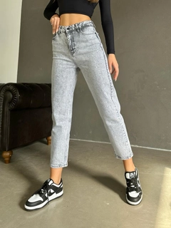 A wholesale clothing model wears myd10072-carrot-mom-jeans, Turkish wholesale Jeans of MyDükkan