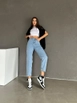 Ένα μοντέλο χονδρικής πώλησης ρούχων φοράει myd10073-carrot-mom-jeans, τούρκικο  χονδρικής πώλησης από 