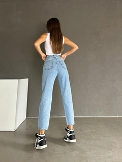 A wholesale clothing model wears myd10073-carrot-mom-jeans, Turkish wholesale Jeans of MyDükkan