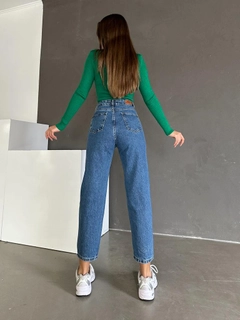 A wholesale clothing model wears myd10074-carrot-mom-jeans, Turkish wholesale Jeans of MyDükkan