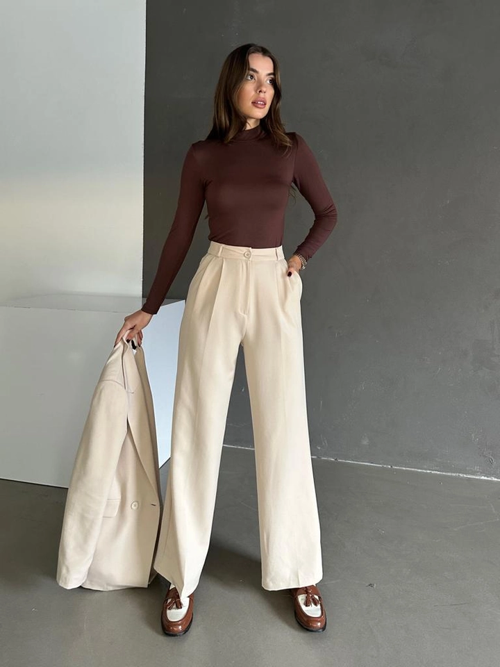 Bir model, MyDükkan toptan giyim markasının myd10091-pleated-palazzo-trousers toptan Pantolon ürününü sergiliyor.