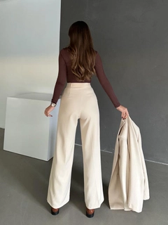 Ein Bekleidungsmodell aus dem Großhandel trägt myd10091-pleated-palazzo-trousers, türkischer Großhandel Hose von MyDükkan