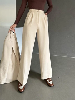 Bir model, MyDükkan toptan giyim markasının myd10091-pleated-palazzo-trousers toptan Pantolon ürününü sergiliyor.