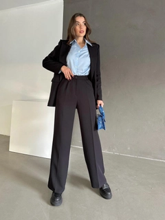 Ein Bekleidungsmodell aus dem Großhandel trägt myd10092-pleated-palazzo-trousers, türkischer Großhandel Hose von MyDükkan