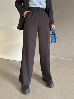 Een kledingmodel uit de groothandel draagt myd10092-pleated-palazzo-trousers, Turkse groothandel Broek van MyDükkan