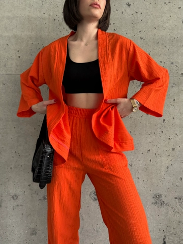 Bir model, My Fashion toptan giyim markasının  Gofre Yelekli Takım
 toptan Takım ürününü sergiliyor.