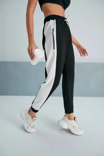 Ein Bekleidungsmodell aus dem Großhandel trägt  Jogginghose Mit Reißverschluss
, türkischer Großhandel Jogginghose von My Fashion