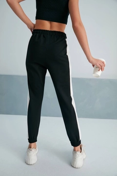 A wholesale clothing model wears myf10475-zippered-sweatpants, Turkish wholesale Sweatpants of My Fashion