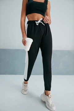 A wholesale clothing model wears myf10475-zippered-sweatpants, Turkish wholesale Sweatpants of My Fashion