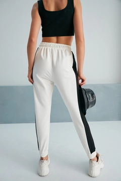 A wholesale clothing model wears myf10476-zippered-sweatpants, Turkish wholesale Sweatpants of My Fashion