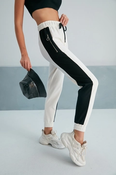 A wholesale clothing model wears myf10476-zippered-sweatpants, Turkish wholesale Sweatpants of My Fashion