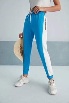 A wholesale clothing model wears myf10477-zippered-sweatpants, Turkish wholesale Sweatpants of My Fashion