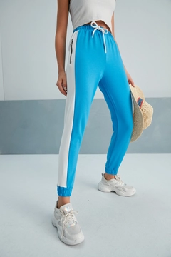A wholesale clothing model wears myf10477-zippered-sweatpants, Turkish wholesale Sweatpants of My Fashion