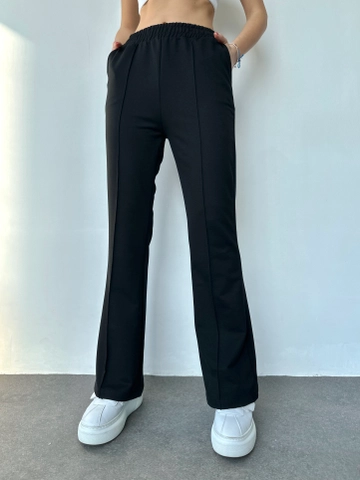 Ένα μοντέλο χονδρικής πώλησης ρούχων φοράει  Παντελόνι Με Φούστα
, τούρκικο Φόρμα χονδρικής πώλησης από My Fashion