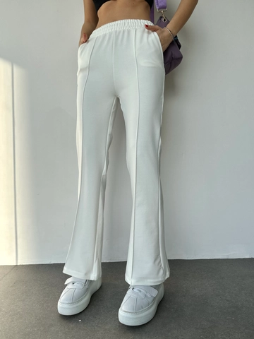 Bir model, My Fashion toptan giyim markasının  İspanyol Paça Pantolon
 toptan Eşofman Altı ürününü sergiliyor.