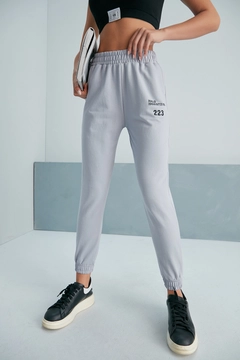 A wholesale clothing model wears myf10479-233-sweatpants, Turkish wholesale Sweatpants of My Fashion