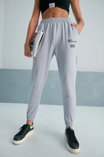 Bir model, My Fashion toptan giyim markasının  233 Eşofman Altı
 toptan Eşofman Altı ürününü sergiliyor.