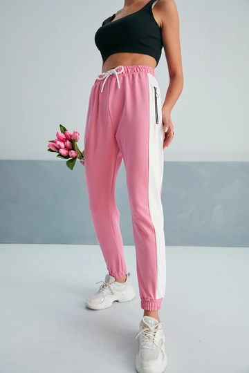 Ein Bekleidungsmodell aus dem Großhandel trägt  Jogginghose Mit Reißverschluss
, türkischer Großhandel Jogginghose von My Fashion