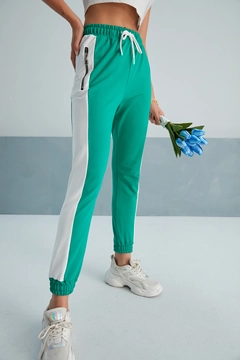 A wholesale clothing model wears myf10479-zippered-sweatpants, Turkish wholesale Sweatpants of My Fashion