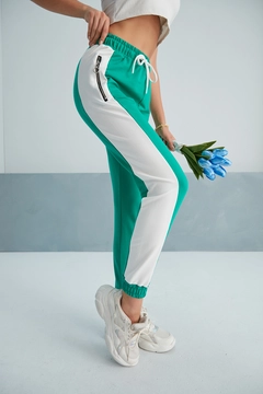 A wholesale clothing model wears myf10479-zippered-sweatpants, Turkish wholesale Sweatpants of My Fashion