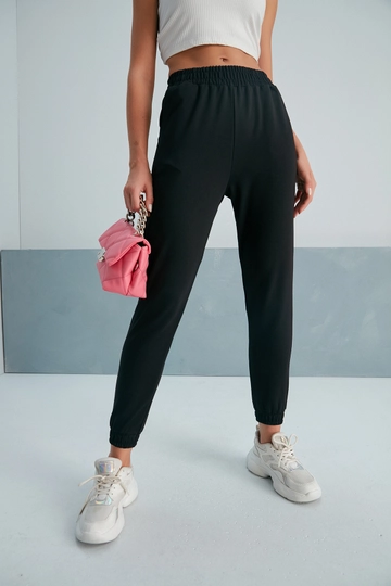 Bir model, My Fashion toptan giyim markasının  Sade Eşofman Altı
 toptan Eşofman Altı ürününü sergiliyor.