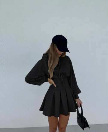 Bir model, My Jest Fashion toptan giyim markasının  Sirt Gipeli İki İplik Elbise
 toptan Elbise ürününü sergiliyor.