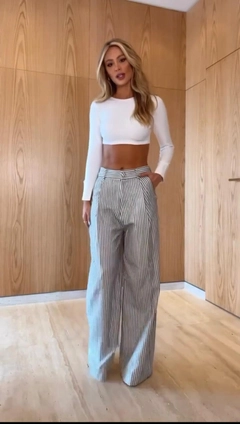 Bir model, My Jest Fashion toptan giyim markasının mjf10279-satin-linen-longitudinal-stripes toptan Pantolon ürününü sergiliyor.