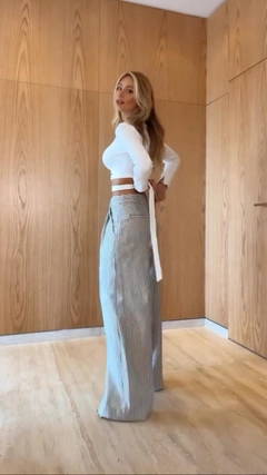 Bir model, My Jest Fashion toptan giyim markasının mjf10279-satin-linen-longitudinal-stripes toptan Pantolon ürününü sergiliyor.