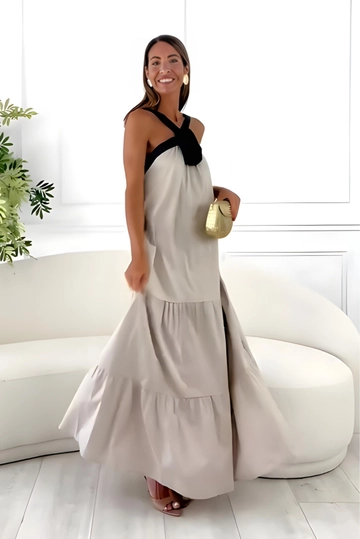 Bir model, My Jest Fashion toptan giyim markasının  Çıkarılabilir Gül Detaylı Poplin Kumaş Elbise
 toptan Elbise ürününü sergiliyor.