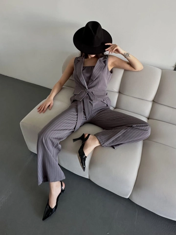 Bir model, My Jest Fashion toptan giyim markasının  Yelek Crop Kemer Detay Takim
 toptan Takım ürününü sergiliyor.
