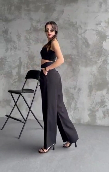 Ένα μοντέλο χονδρικής πώλησης ρούχων φοράει  Ανετο Παντελόνι Με Λεπτομέρεια Με Ψηλή Μέση
, τούρκικο Παντελόνι χονδρικής πώλησης από My Jest Fashion