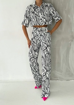 Bir model, My Jest Fashion toptan giyim markasının MJF10046 - Digital Casual Double Suit toptan Takım ürününü sergiliyor.
