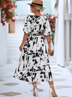 Bir model, My Jest Fashion toptan giyim markasının MJF10051 - Double Breasted Midi Dress toptan Elbise ürününü sergiliyor.