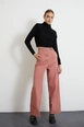 Ein Bekleidungsmodell aus dem Großhandel trägt new10009-gabardine-fabric-buckle-belt-wide-leg-women's-trousers-dusty-rose, türkischer Großhandel  von 