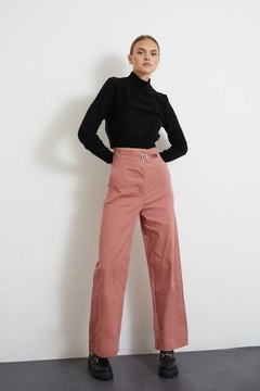 Um modelo de roupas no atacado usa new10009-gabardine-fabric-buckle-belt-wide-leg-women's-trousers-dusty-rose, atacado turco Calça de Newgirl