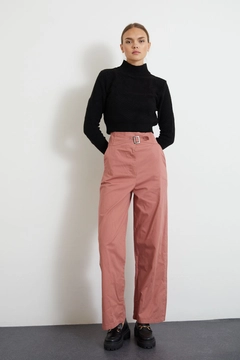 Un mannequin de vêtements en gros porte new10009-gabardine-fabric-buckle-belt-wide-leg-women's-trousers-dusty-rose, Pantalon en gros de Newgirl en provenance de Turquie