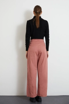 Ein Bekleidungsmodell aus dem Großhandel trägt new10009-gabardine-fabric-buckle-belt-wide-leg-women's-trousers-dusty-rose, türkischer Großhandel Hose von Newgirl