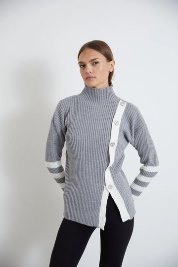 Hurtowa modelka nosi  Damski sweter z dzianiny, dwukolorowy, zapinany na guziki, z półgolfem - szary
, turecka hurtownia Sweter firmy Newgirl