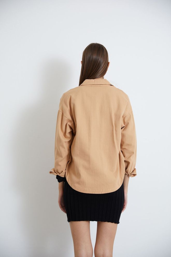 Newgirl Langärmlige Gabardine Damenjacke Mit Hemdkragen Und Lockerem Schnitt – Beige Großhandelskleidung Streetwear
