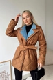 Bir model,  toptan giyim markasının new10040-polyester-quilted-denim-detailed-women's-coat-camel toptan  ürününü sergiliyor.