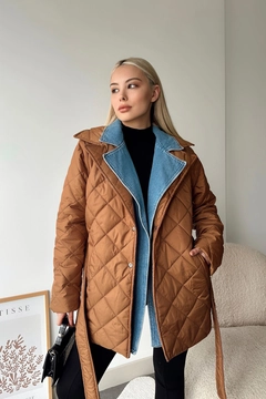 A wholesale clothing model wears new10040-polyester-quilted-denim-detailed-women's-coat-camel, Turkish wholesale Coat of Newgirl