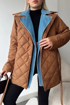 A wholesale clothing model wears new10040-polyester-quilted-denim-detailed-women's-coat-camel, Turkish wholesale Coat of Newgirl