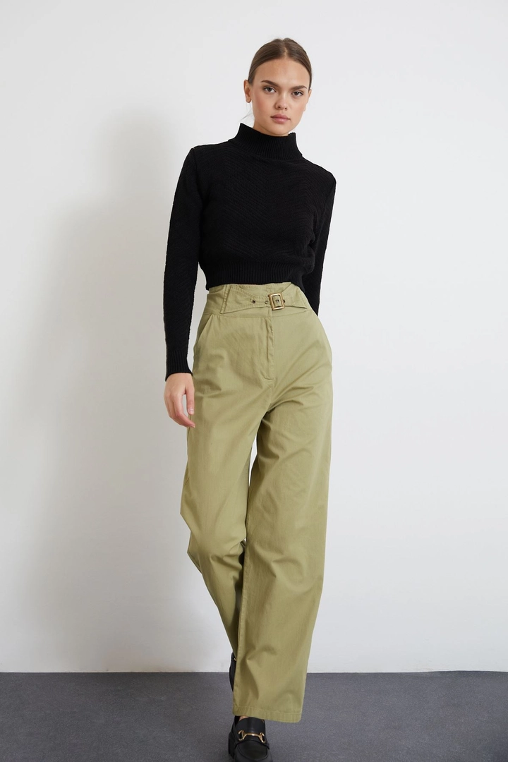 Ένα μοντέλο χονδρικής πώλησης ρούχων φοράει new10054-gabardine-fabric-buckle-belt-wide-leg-women's-trousers-khaki, τούρκικο Παντελόνι χονδρικής πώλησης από Newgirl